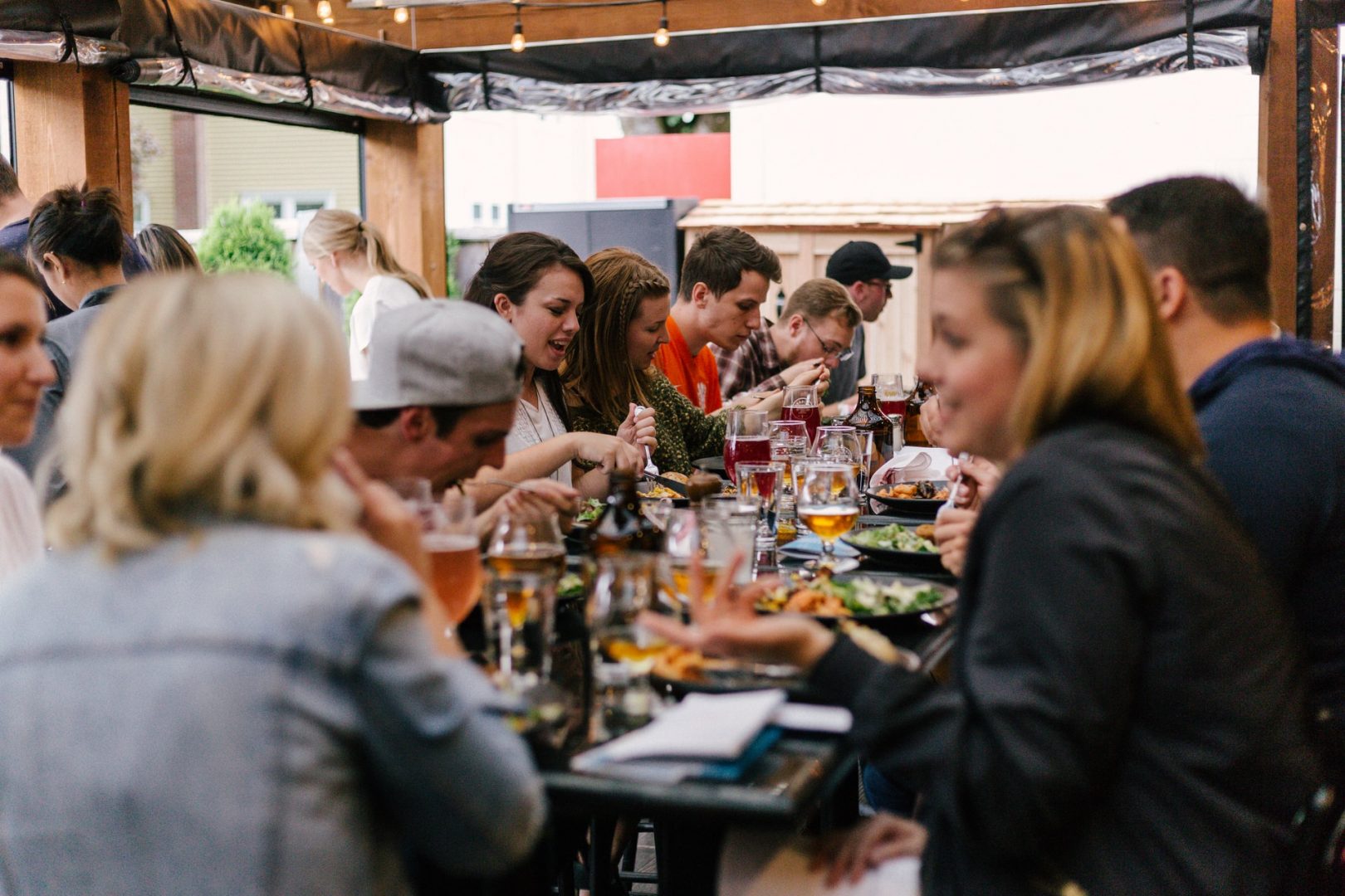 Gesellschaft beim Essen & Buffet auf dem Floss in Berlin